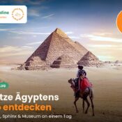 Kamelreiter vor den Pyramiden von Gizeh bei Sonnenuntergang, Werbebanner für Kairo-Tagesausflug mit dem Flugzeug ab Hurghada