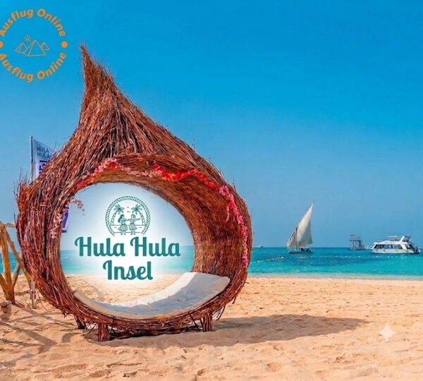 Einladende Strandlounge aus Rattan in Form einer Muschel auf dem hellen Sandstrand der Hula Hula Insel. Durch die runde Öffnung der Lounge blickt man auf das türkisblaue Meer mit einem traditionellen Segelboot (Feluke) und einem Ausflugsboot unter klarem blauen Himmel. Die Lounge ist mit Blumen geschmückt und trägt das Logo "Hula Hula Insel". In der oberen linken Ecke ist ein orangefarbenes Logo für "Ausflug Online" mit Pyramiden zu sehen.