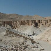 Felsige Schlucht im Tal der Könige in Luxor mit Eingängen zu antiken Pharaonengräbern unter blauem Himmel
