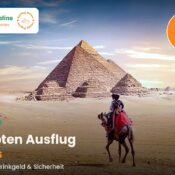 Kamelreiter vor den Pyramiden von Gizeh im goldenen Abendlicht, Werbebanner für Ägypten-Reisetipps von Ausflug Online