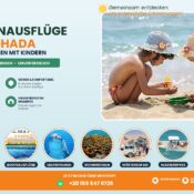Zwei Kinder mit Strandhüten spielen im Sand am Meer in Hurghada, Werbebanner für Familienausflüge von Ausflug Online