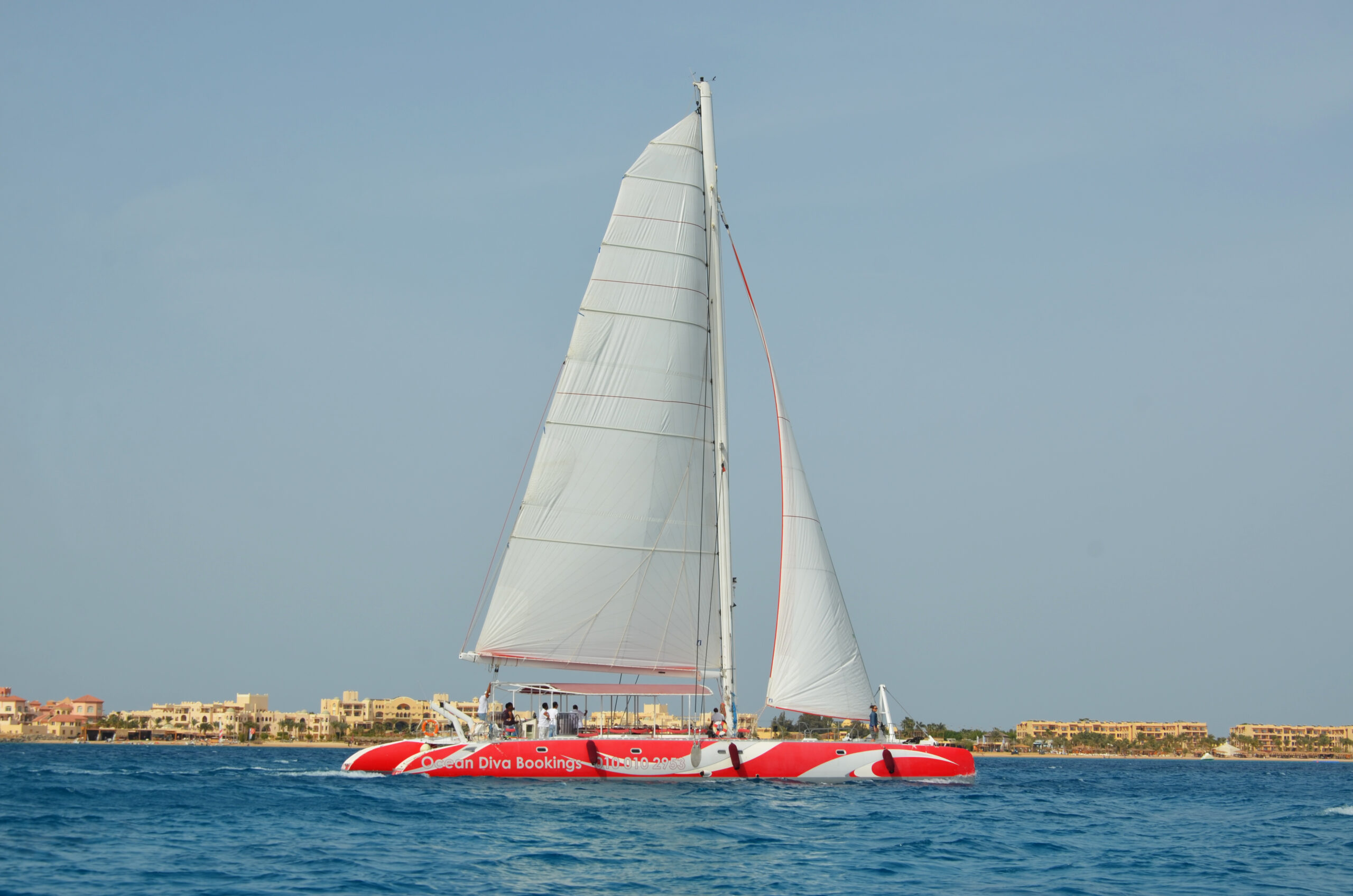 Ocean Diva Katamaran mit vollen Segeln vor der Küste Hurghadas