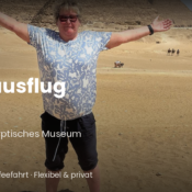 Privater Tagesausflug nach Kairo – Touristin vor den Pyramiden von Gizeh mit ausgebreiteten Armen