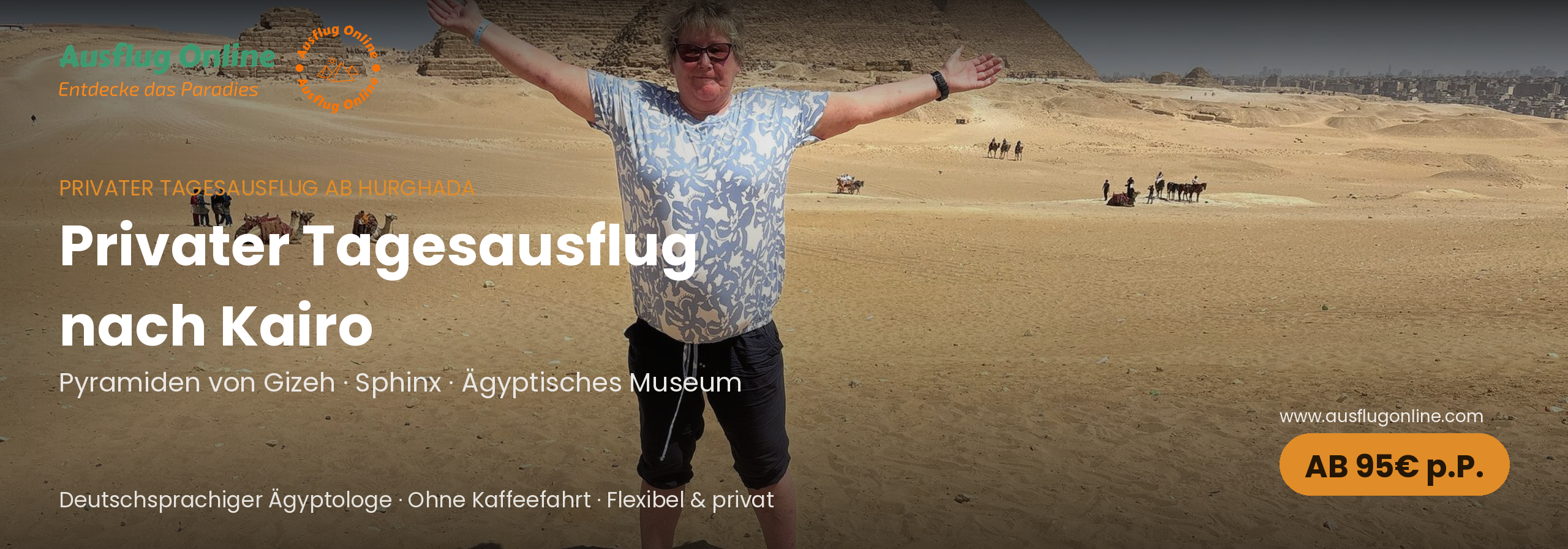 Privater Tagesausflug nach Kairo – Touristin vor den Pyramiden von Gizeh mit ausgebreiteten Armen