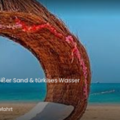 Hula Hula Beach Island Ausflug Hurghada – geflochtener Strand-Loungesessel am türkisen Wasser